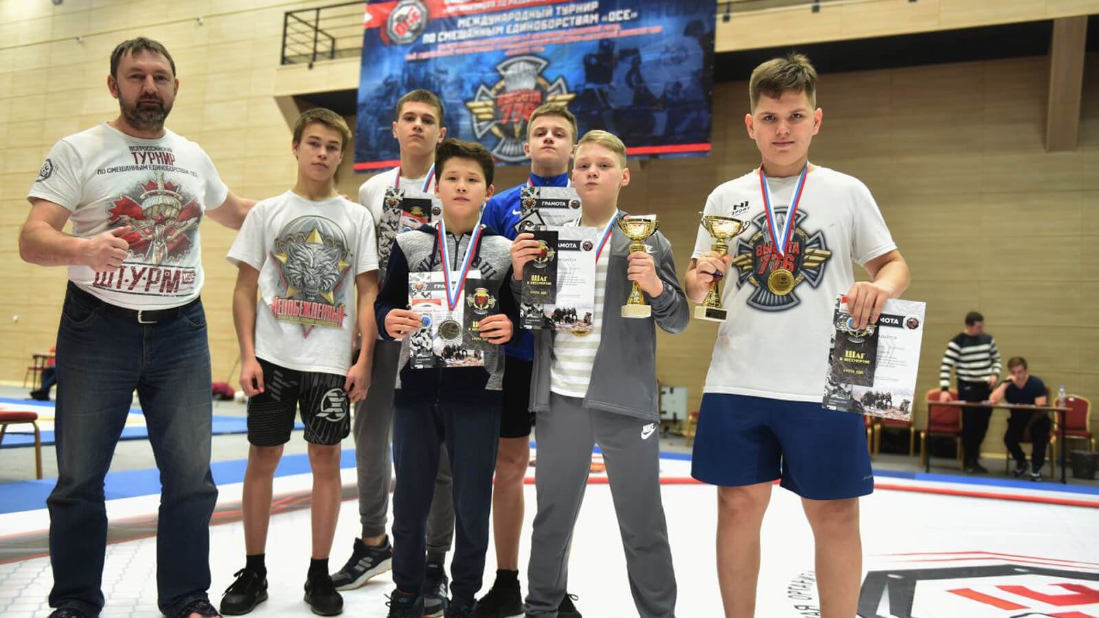 Церемония награждения победителей боевых искусств медалями и трофеями