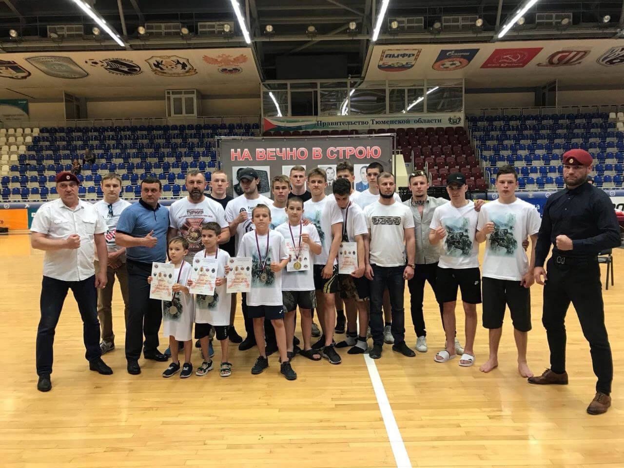 Групповая фотография детей и взрослых со спортивным духом