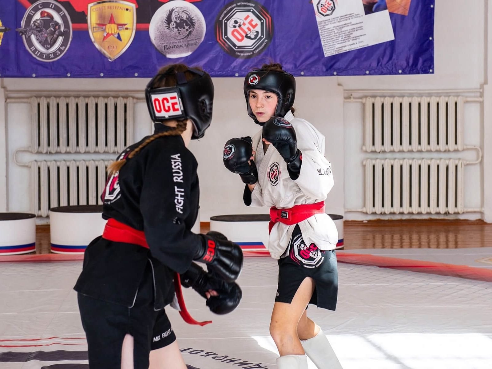 Бой ОСЕ между девушкой и юношей