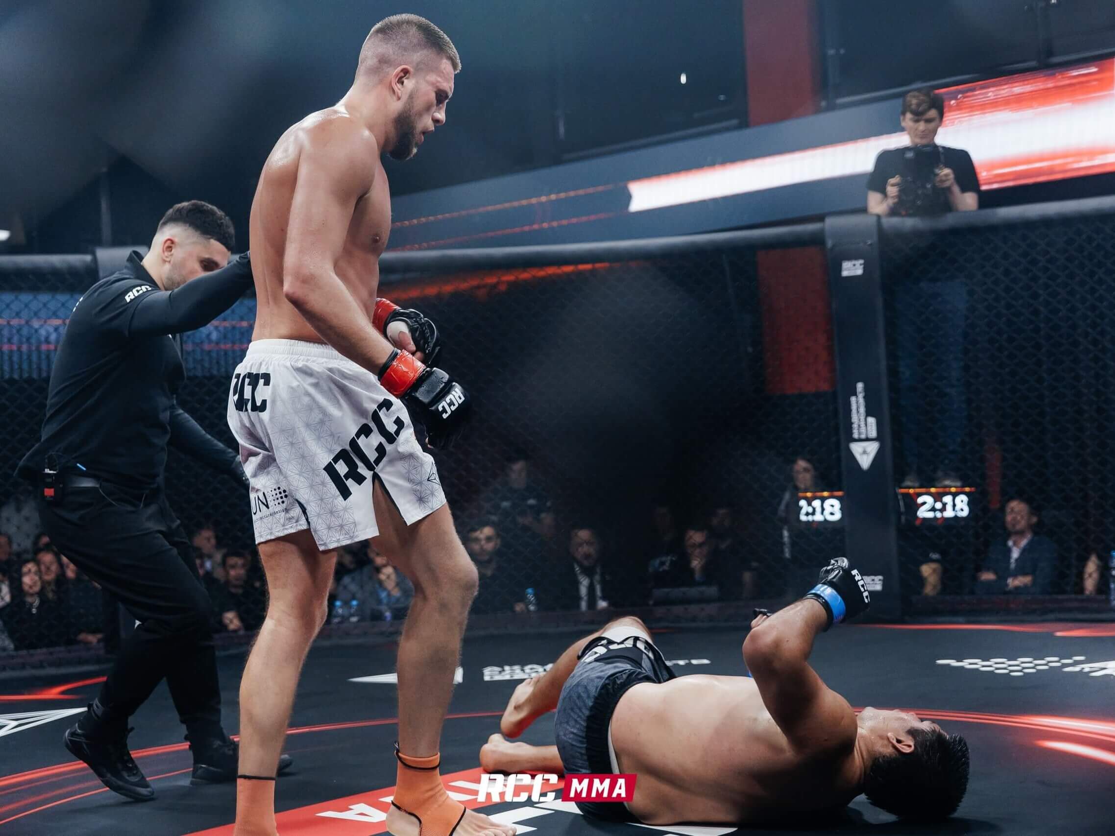 Боец RCC MMA проводит болевой удушение в октагоне